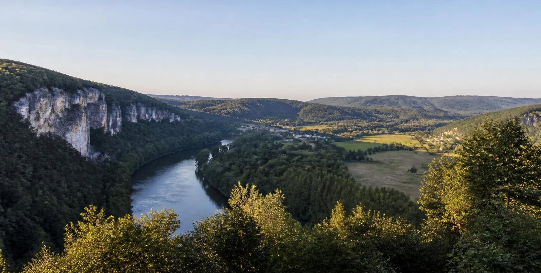 Méandre de rivière dans la vallée